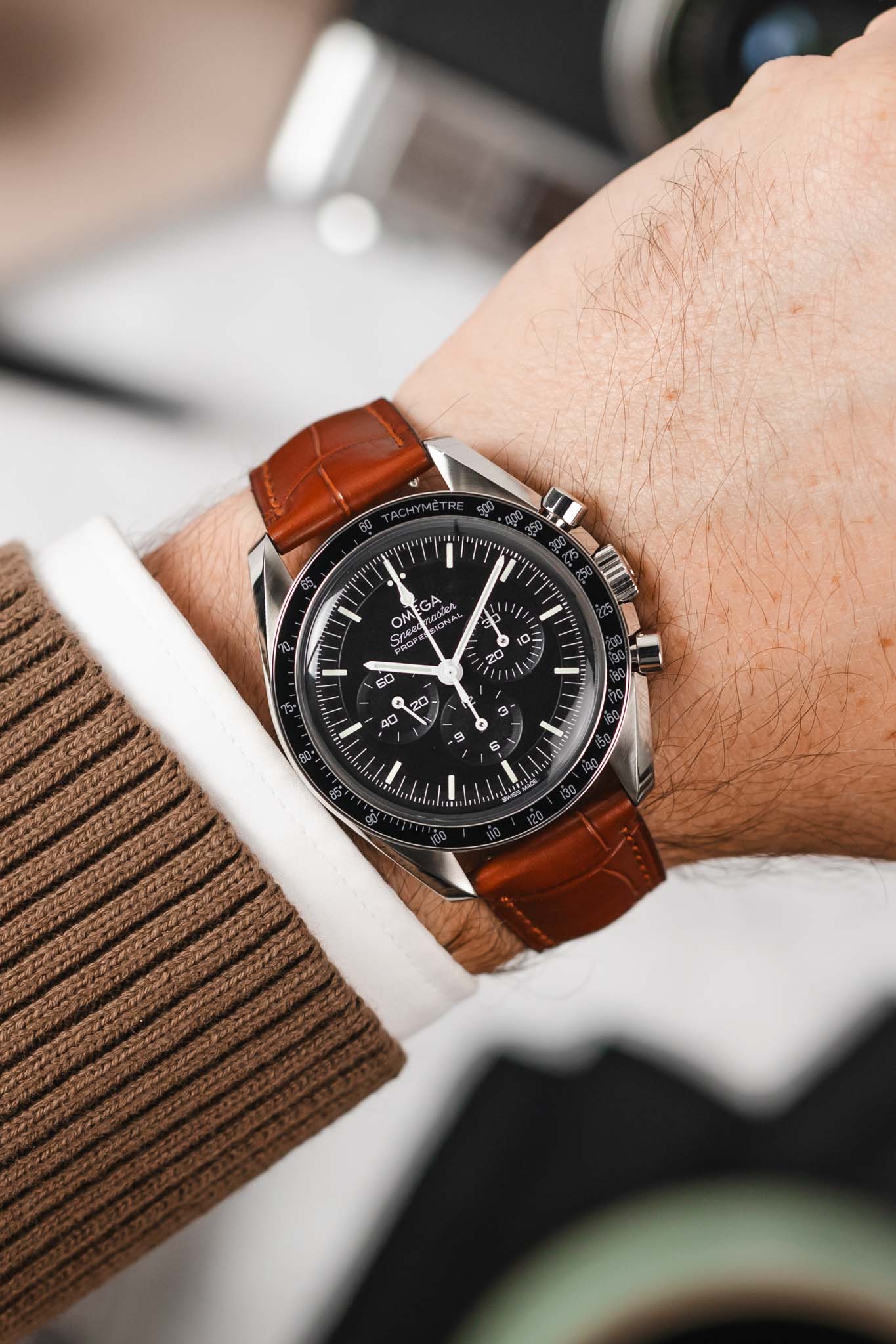 Hirsch LONDON Matt Alligator Leather Watch Strap in GOLD BROWN - Image 2