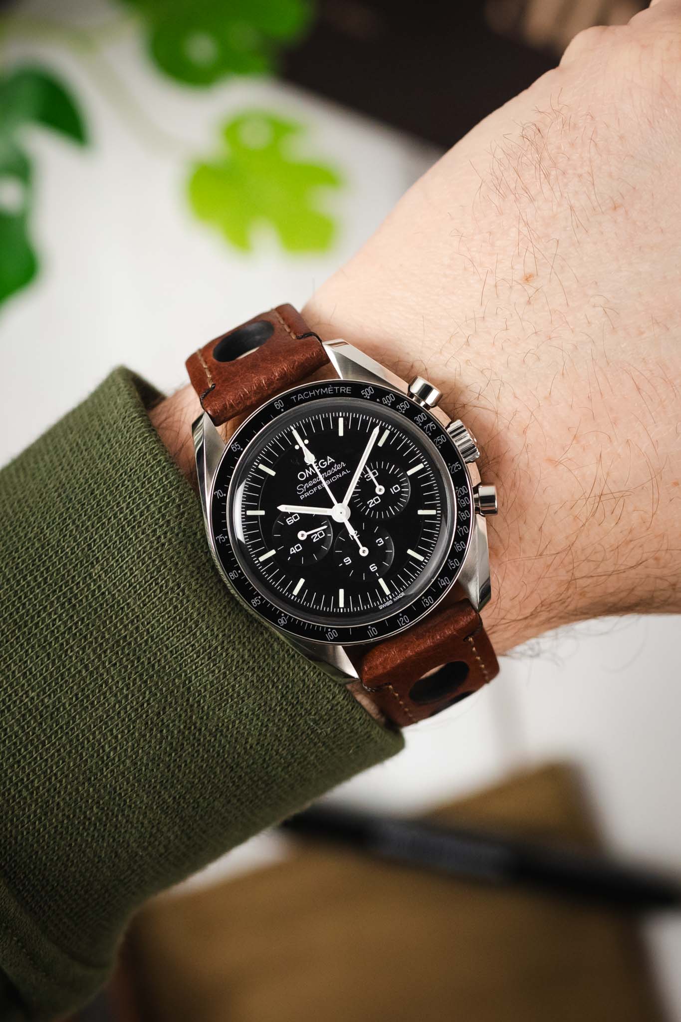 Hirsch RALLY Natural Leather Racing Watch Strap in BROWN - Image 2